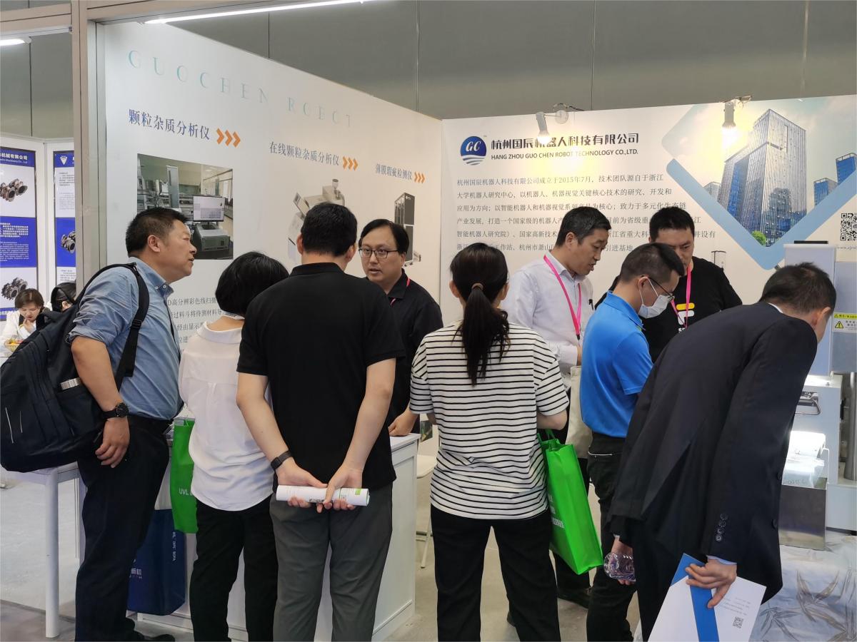 國辰展位上，到訪客戶圍觀、了解產(chǎn)品